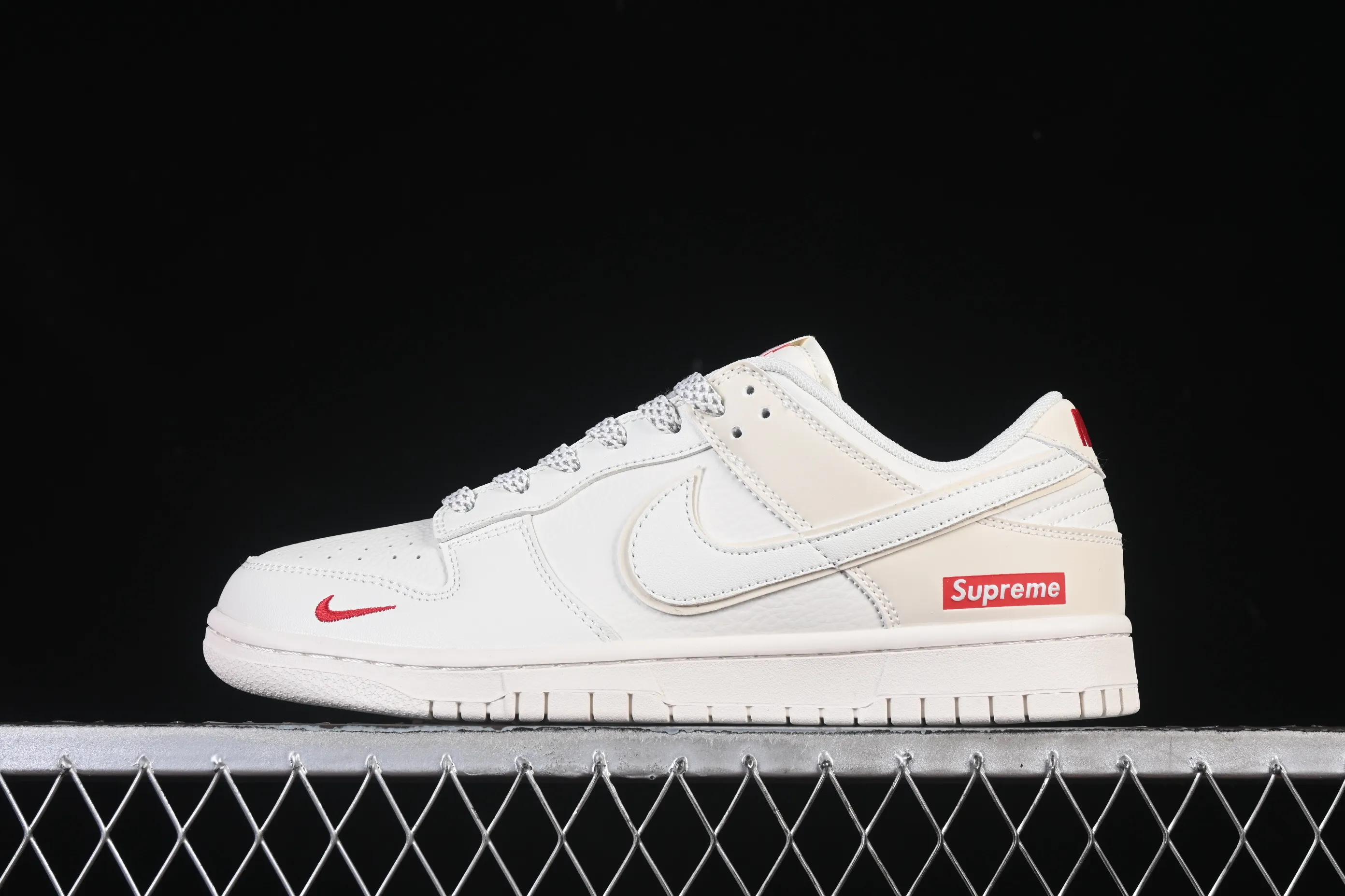 All categories Nk SB Dunk Series Nk SB Dunk Low High-end customized low-top sneakers Nike SB Dunk Low Supreme co-branded off-white red hook Anniversary high-end customized low-top casual sneakers CS1688-109